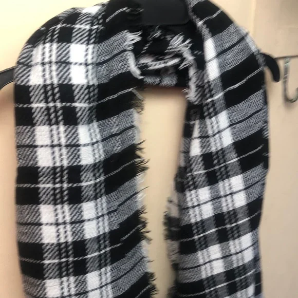 Black and white plaid blanket scarf - Picture 1 of 5